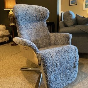 Timeout chair with footrest in Sheepskin Graphite